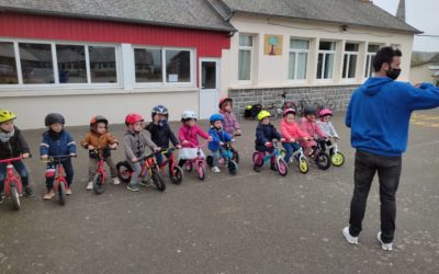 Vélo et draisiennes dans la cour !